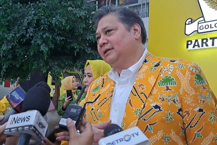 Ketua Umum Partai Golkar Airlangga Hartarto memberikan keterangan pers di kantor DPP Partai Golkar, Jakarta, Sabtu (16/9/2023).