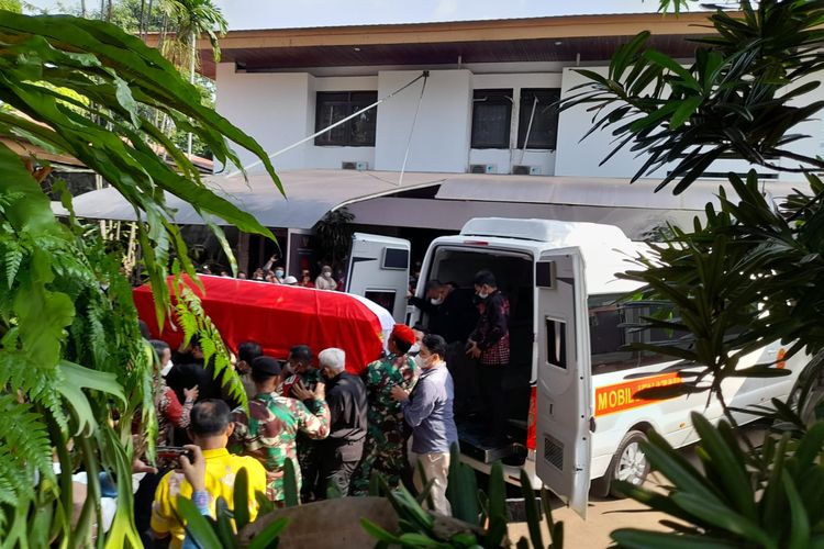 Jenazah Menpan-RB Tjahjo Kumolo tiba di rumah dinas Jalan Widya Chandra IV Nomor 22 Jakarta Selatan, Jumat (1/7/2022).