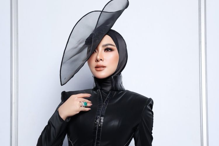 5 Gaya Syahrini Saat Comeback ke Panggung, Cincin Emerald Ditaksir Bernilai Rp116 Miliar