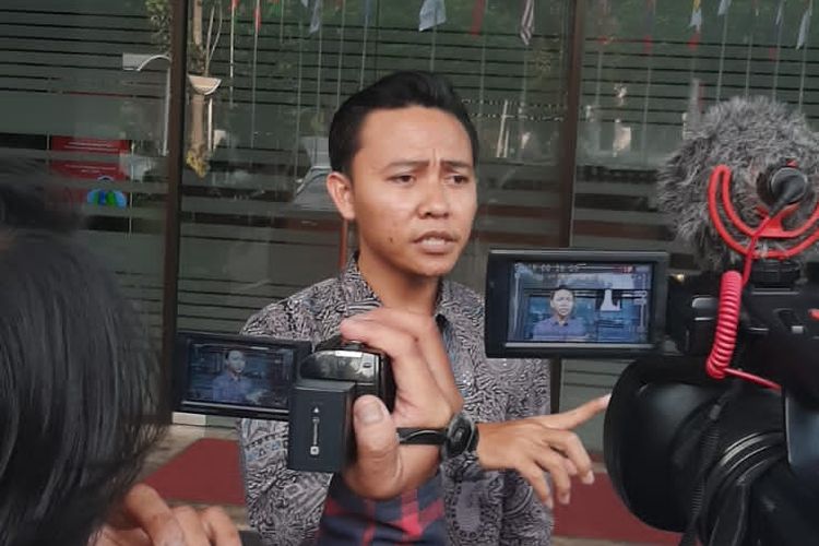 Seorang warga Banyuwangi bernama Sunandiantoro mendatangi gedung Mahkamah Konstitusi (MK) terkait gugatan batas usia minimal calon presiden dan calon wakil presiden 35 tahun, Rabu (9/8/2023).