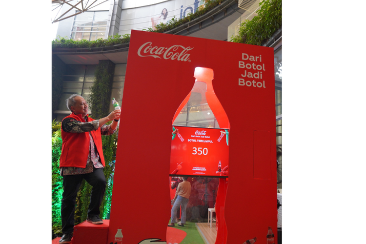 Director of Public Affairs, Communications and Sustainability PT Coca-Cola Indonesia Triyono Prijosoesilo memasukkan kemasan bekas pakai ke dalam dropbox yang dapat ditemukan pada acara Kampanye Daur Ulang ?Dari Botol Jadi Botol?. 