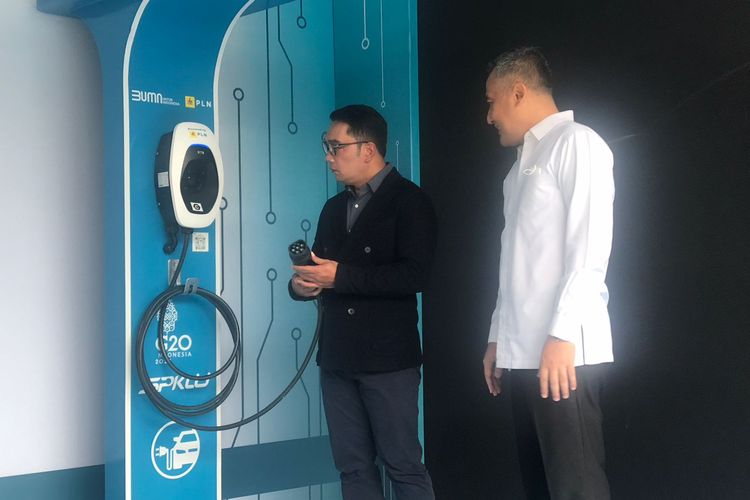 Gubernur Jawa Barat Ridwan Kamil mengecek SPKLU. Per 27 Oktober 2022, jumlah SPKLU di Jabar bertambah 104 titik. 