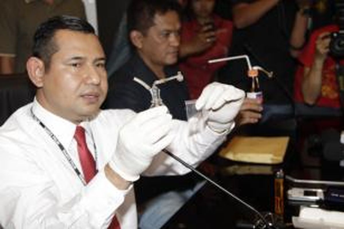 Kasubdit 1 Direktorat Narkotika Mabes Polri Agus Rochmat (kiri) menunjukkan barang bukti alat hisap dan dua bungkus narkotika jenis sabu seberat 1,06 gram dalam konferensi pers di Mabes Polri, Jakarta, Rabu (29/10/2014). Barang bukti ini disita dalam sebuah penggrebekan di Bekasi yang melibatkan tiga orang berinisial SP, AJ dan KB alias T yang merupakan seorang artis pelawak.