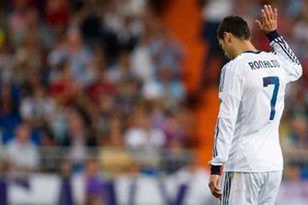 Bomber Real Madrid dari Portugal, Cristiano Ronaldo, melambaikan tangan kepada para Madridistas saat ia meninggalkan lapangan Santiago Bernabeu, Minggu (2/9/2012). Ronaldo memborong dua gol kemenangan timnya atas Granada di lanjutan pertandingan Liga BBVA. 