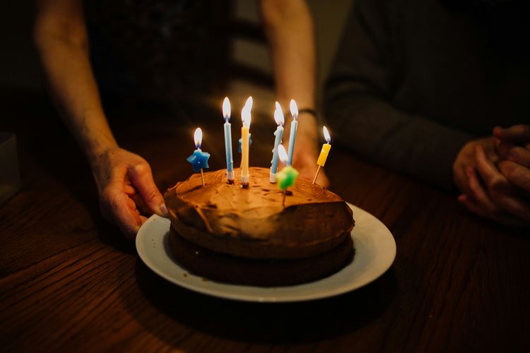 Sejarah tradisi lilin di kue ulang tahun.