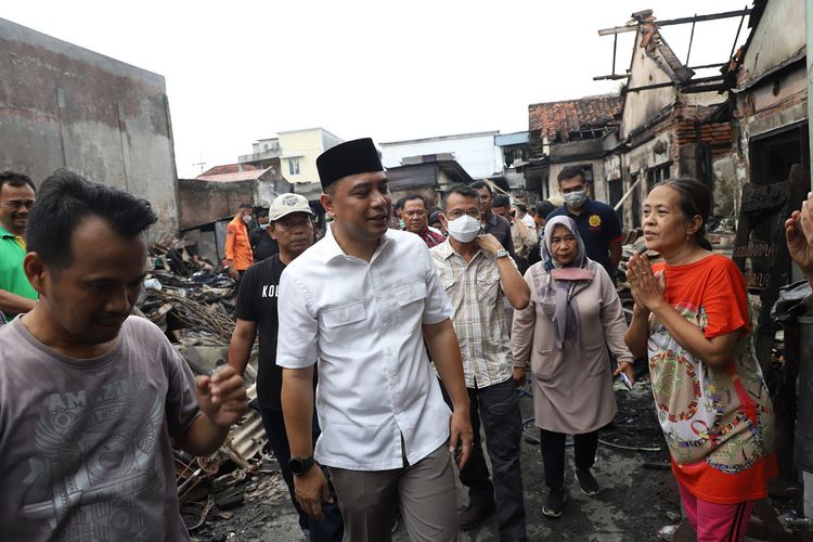 Wali Kota Surabaya Eri Cahyadi saat melihat kondisi kebakaran 10 rumah di Jalan Kedondong Kidul II, Kelurahan Tegalsari, Kecamatan Tegalsari, Sabtu (5/11/2022).