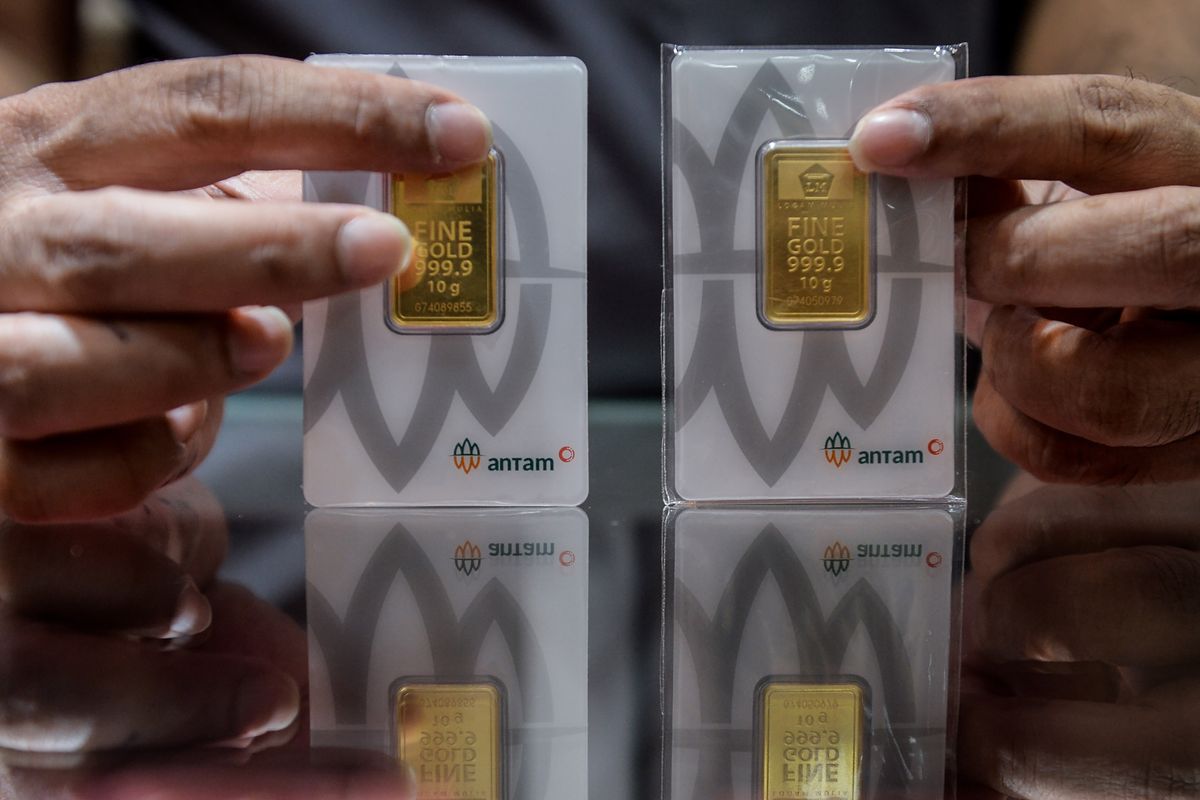 Pramuniaga menunjukkan emas Antam. Harga emas Antam hari ini Kamis, 1 Mei 2025 di laman Logam Mulia turun di bawah Rp 2 Juta per gram.