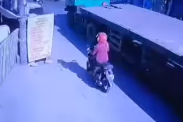 Detik-detik seorang wanita pengendara sepeda motor terlindas truk trailer di Jl Pannampu Makassar, Sulsel, Kamis (28/9/2023)