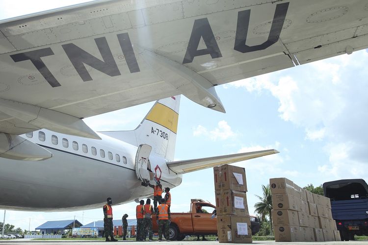 Sejumlah prajurit TNI AU menurunkan bantuan alat kesehatan penanggulangan COVID-19 dari BNPB pusat di Lanud Anang Busra Tarakan, Kalimantan Utara, Sabtu (25/4/2020). Alat kesehatan tersebut selanjutnya akan distribusikan ke sejumlah wilayah di Kalimantan Utara. ANTARA FOTO/Fachrurrozi/zk/pras.