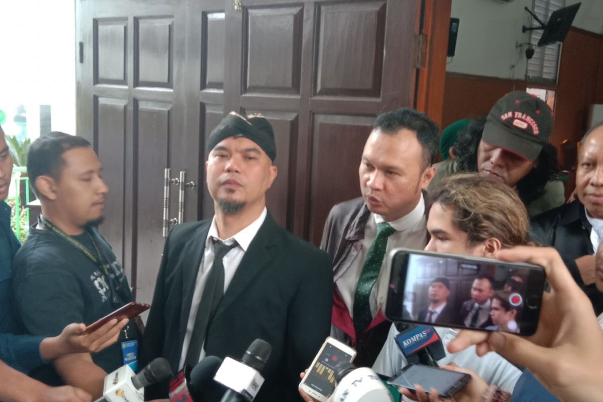 Ahmad Dhani menghadiri sidang pembacaan pledoi atau nota pembelaan untuk kasus ujaran kebencian yang menjeratnya di Pengadilan Negeri (PN) Jakarta Selatan, Ampera Raya, Senin (10/12/2018).