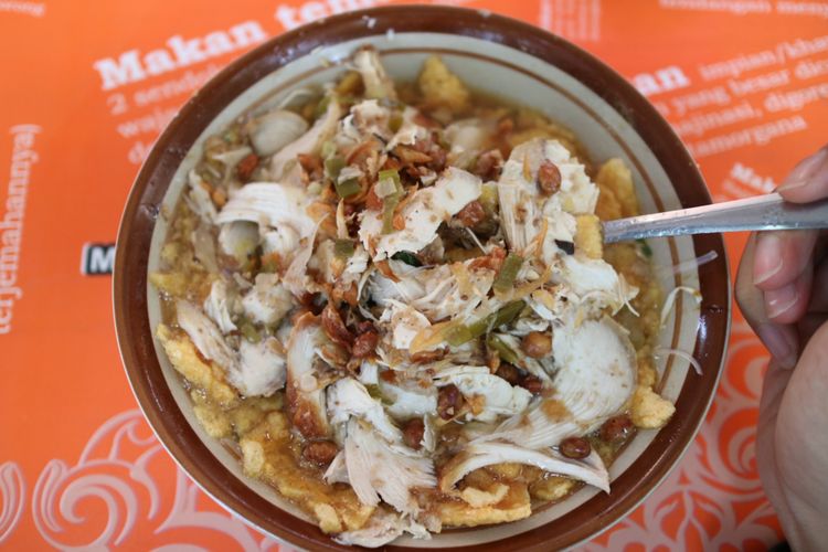Seporsi bubur sup ayam khas Cirebon, berisikan suun, cacahan kol, seledri, bawang, kacang, daging ayam dan kuah kaldu yang amat banyak. Hidangan ini cocok menemani Anda di pagi hari sebelum menjelajahi wisata Cirebon.