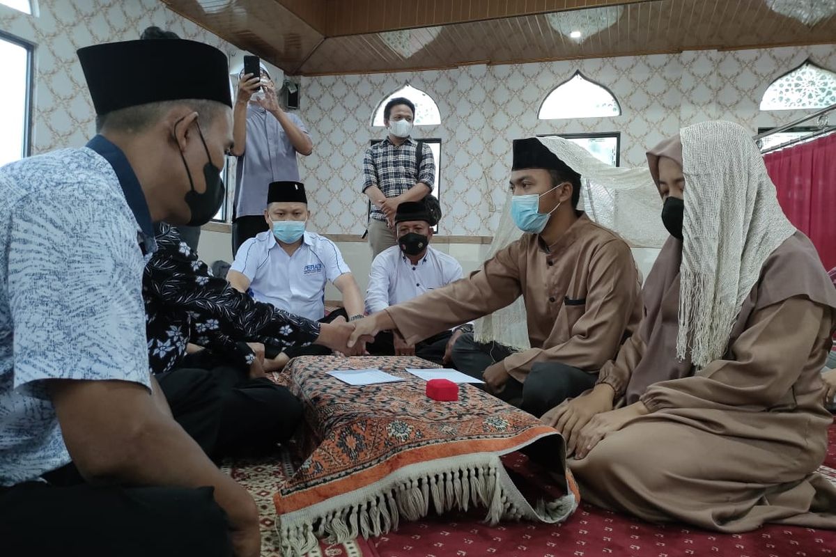 Seorang tersangka kasus Pemalsuan SIO di Polres Pelabuhan Tanjung Priok bernisial MW (21), menggelar akad nikah bersama sang kekasih di Mushola Polres Pelabuhan Tanjung Priok, Jakarta Utara pada Jumat (26/11/2021).