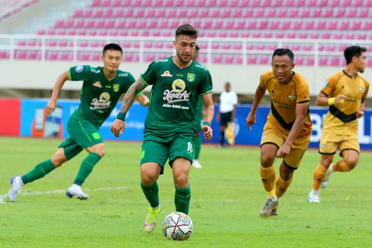 Pemain Persebaya Surabaya Higor Vidal membawa bola saat pertandingan melawan Dewa United FC pada pekan ke-17 Liga 1 2022-2023 yang berakhir dengan skor 1-2 di Stadion Manahan Solo, Sabtu (24/12/2022) sore.