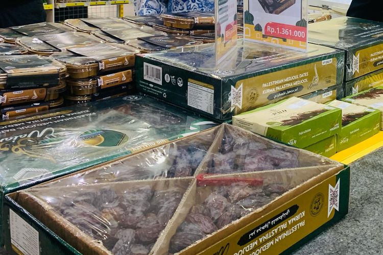 Kurma Medjool menjadi salah satu kurma premium yang paling dicari karena teksturnya yang lembut dan empuk, berbeda dengan kurma pada umumnya. engan memiliki rasa manis dengan ukuran lebih besar, sekitar tiga hingga empat kali lipat dari kurma biasa. 