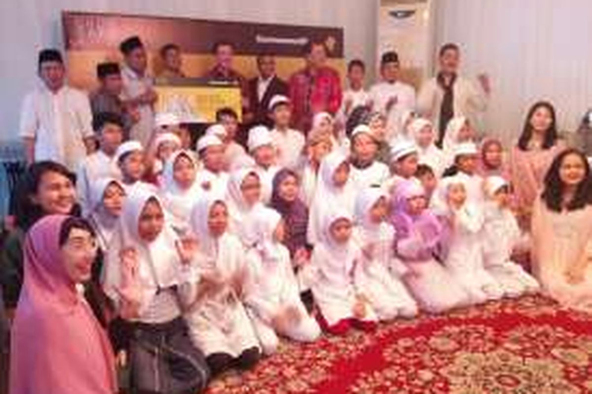 Para petinggi Commonwealth Life berfoto bersama 50 anak yatim piatu dari Yayasan Yatim Istaqim, Selasa (21/6/2016), dalam acara buka puasa bersama dan pemberian donasi asuransi jiwa senilai Rp 500 juta.
