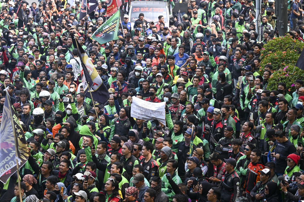 Massa yang tergabung dalam Koalisi Ojol Nasional (KON) berunjuk rasa di Jalan Merdeka Barat, Jakarta, Kamis (29/8/2024).  Kemenkominfo berkomitmen untuk mencari solusi yang adil dan akan segera bertemu dengan aplikator untuk membahas tuntutan pengemudi ojek daring dan kurir. 