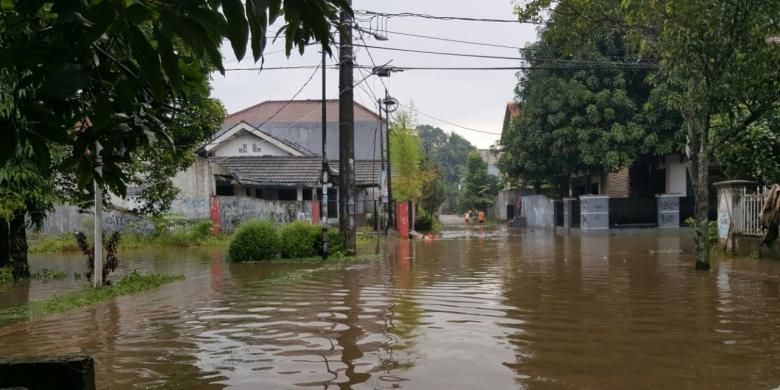 Hujan deras yang turun Rabu (20/7/2016) siang hingga sore menyebabkan rumah-rumah di RT 01 RW 04 Bukit Pamulang Indah, Tangerang Selatan, tergenang.