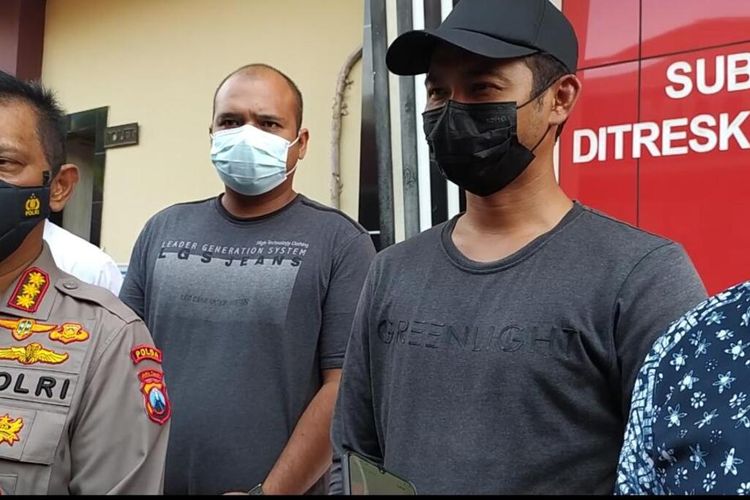 HF (topi hitam) pria penendang sesajen di Gunung Semeru di Polda Jatim, Jumat (14/1/2022).