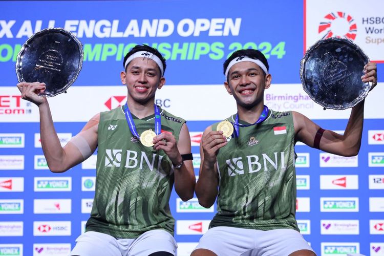 Pebulu tangkis ganda putra Indonesia Fajar Alfian (kanan) dan Muhammad Rian Ardianto (kiri) memperlihatkan piala dan medalinya usai mengalahkan ganda putra Malaysia Aaron Chia/Soh Wooi Yik dalam final All England Open 2024 di Utilita Arena Birmingham, Inggris, MInggu (17/3/2024). Fajar dan Rian meraih juara pertama turnamen itu setelah menang dalam dua gim langsung 21-16, 21-16. ANTARA FOTO/HO-PBSI/mrh/YU