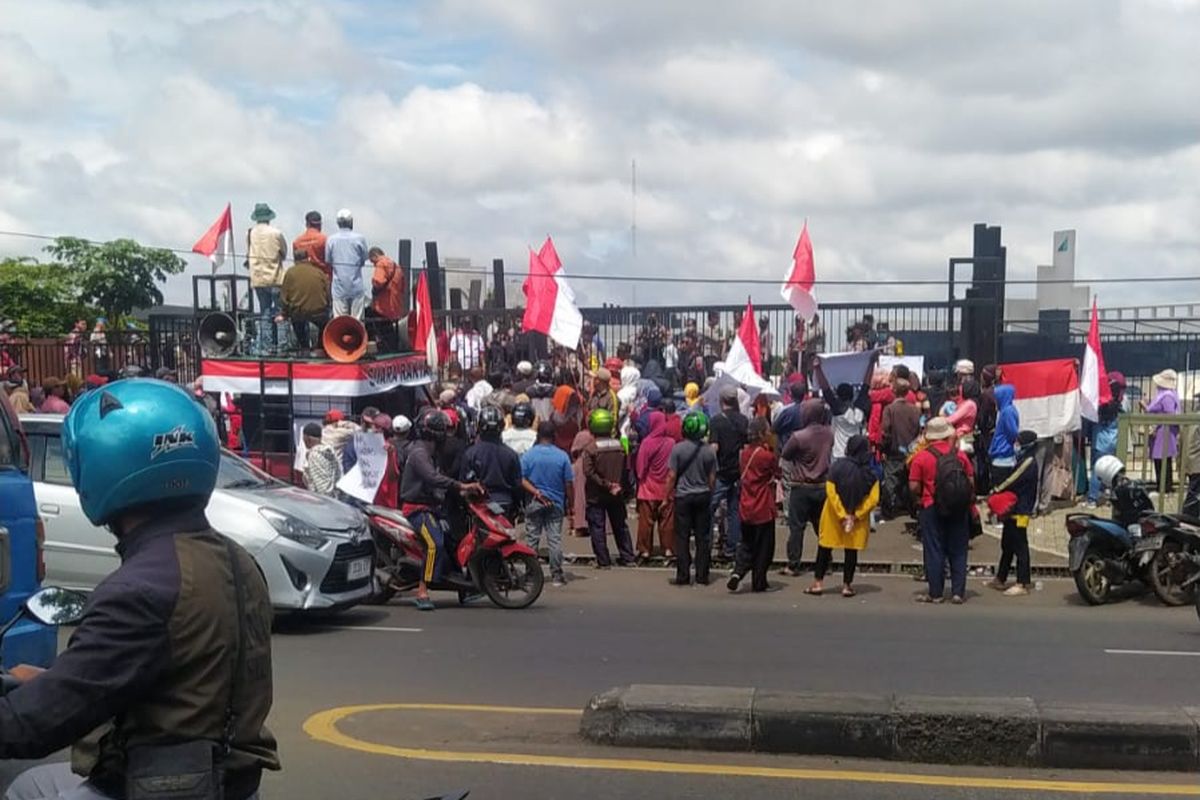 Sejumlah warga Kampung Bojong Malaka, Cisalak, Sukmajaya, Depok menggelar aksi demonstrasi di depan Gedung Universitas Islam Internasional Indonesia (UIII), Kamis (9/3/2023).