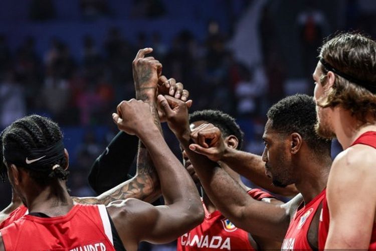 Reaksi para pemain Kanada dalam Grup L FIBA World Cup 2023 yang mempertemukan Spanyol vs Kanada di Indonesia Arena pada 3 September 2023. Artikel ini berisi daftar semifinalis FIBA World Cup 2023. (Photo by Yasuyoshi CHIBA / AFP)