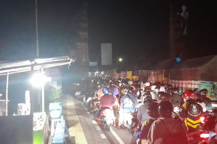 Situasi kepadatan arus mudik sepeda motor di Jalan Raya Denpasar-Gilimanuk, Jembrana, Bali, pada Kamis (20/4/2023). Kompas.com/ Yohanes Valdi Seriang Ginta