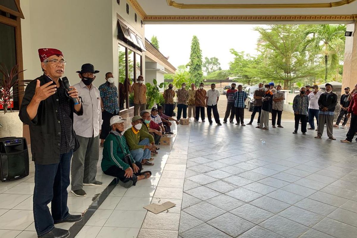 ORASI-- Ketua Kelompok Tani Nelayan Andalan (KTNA) Kabupaten Madiun Suharno berorasi di halaman Gedung DPRD Kabupaten Madiun terkait kelangkaan pupuk bersubsidi dan maraknya pupuk bersubdisi ilegal dalam beberapa bulan terakhir, Rabu (9/3/2022).