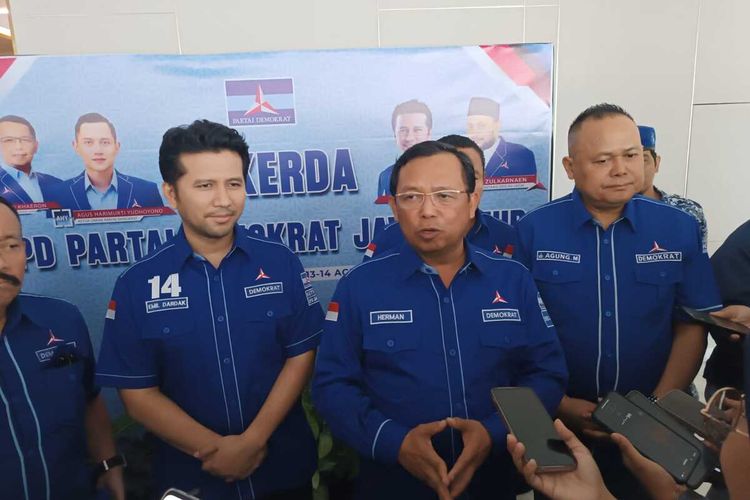 Sekjen Partai Demokrat Herman Khaeron (tengah).