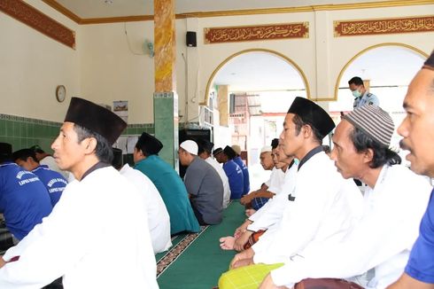 Khusyuknya Warga Binaan Lapas Banyuwangi Gelar Shalat Gaib untuk Korban Gempa Cianjur