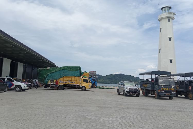 Foto : Barang bukti berupa motor dan minyak goreng yang diduga ilegal diamankan sementara di Pelabu Multipurpose Labuan Bajo, sebelum dibawa ke Polres Manggarai Barat, pada Jumat (25/3/2022).