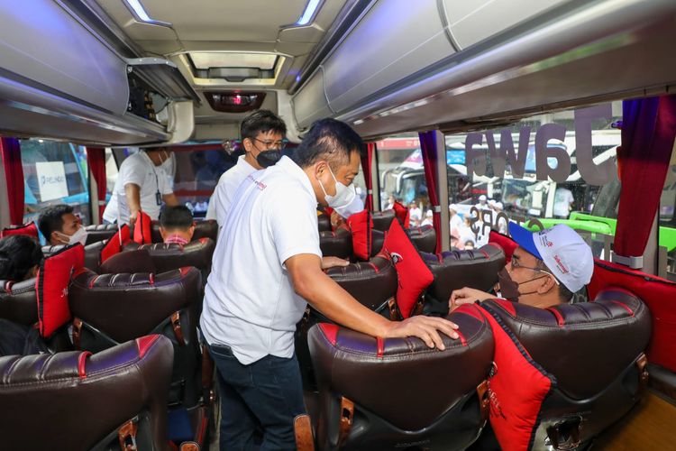 Telkom dan Telkomsel menyiapkan transportasi bus sebanyak 26 buah untuk memberangkatkan 1.170 pemudik dari Parkir Timur Senayan, Jakarta, Rabu (27/4/2022). 