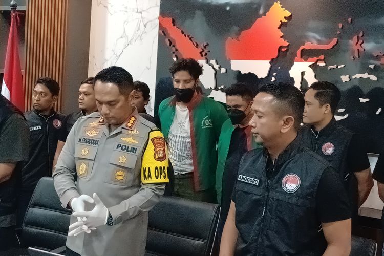 Pesinetron Ammar Zoni (belakang berkaus putih dilapisi baju tahanan berwarna hijau) dihadirkan dalam konferensi pers di Polres Metro Jakarta Barat, Jumat (15/12/2023).