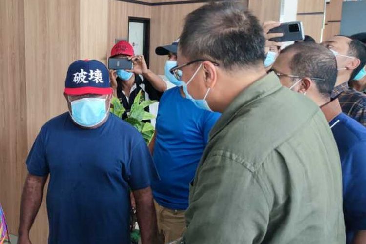 Papua province governor Lukas Enembe at the Skouw border crossing between Indonesia and Papua New Guinea following his deportation from the latter country on Friday (2/4/2021)