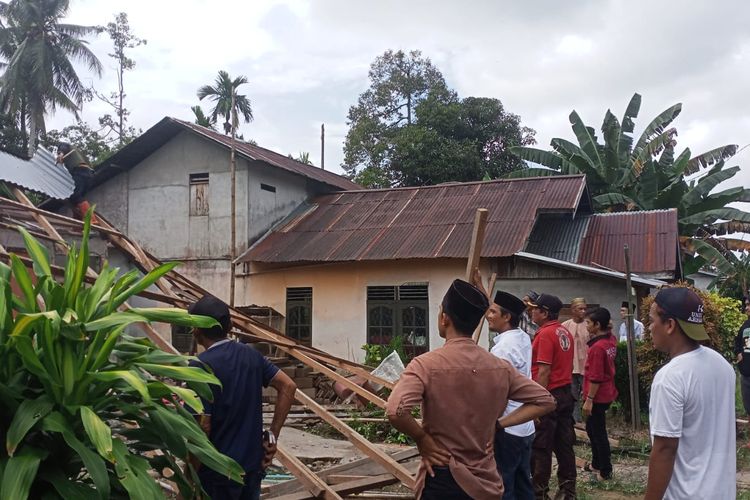 Sebuah rumah di Kecamatan Sungai Kakap, Kabupaten Kubu Raya, Kalimantan Barat (Kalbar) roboh akibat hujan deras disertai angin kencang, Minggu (29/10/2023) pukul 09.30 WIB. 