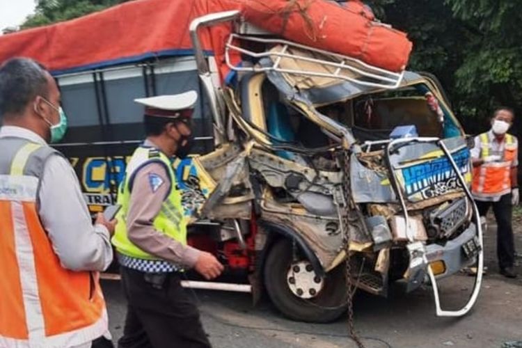 Tiga truk terlibat kecelakaan di Tol Tangerang-Merak, Selasa (15/3/2022). Akibat kecelakaan ini satu orang tewas.