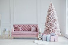 8 Ide Dekorasi Natal Berwarna Pink