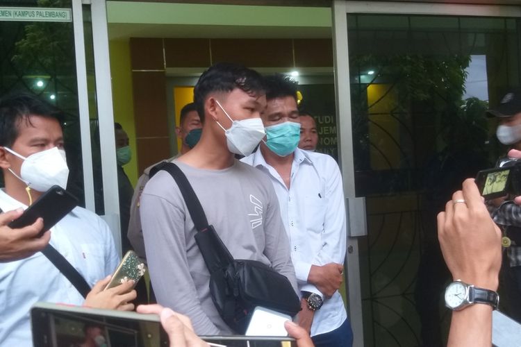 Presiden Mahasiswa (Presma) Unsri Dwiki Sandy mendampingi ayah korban pelecehan seksual saat berada di Program Studi Magister Manajemen Universitas Sriwijaya di Palembang, Sabtu (4/12/2021).