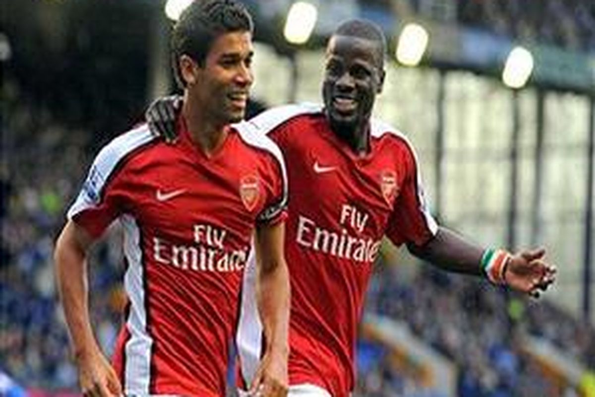 Penyerang Arsenal, Eduardo (kiri) dan gelandang Emmanuel Eboue.