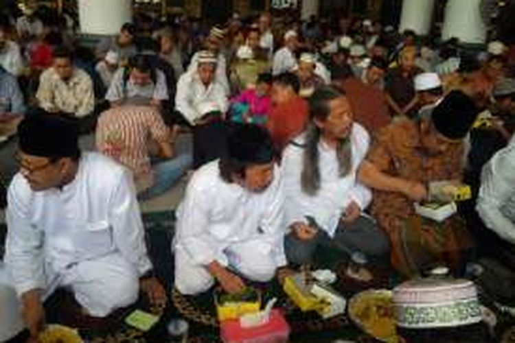 Trio Bimbo makan siang bersama jamaah masjid Al-Akbar Surabaya