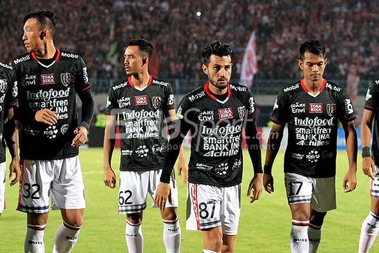 Pemain Bali United bersiap memulai laga melawan Madura United pada pekan ke-12 Liga 1 2018 di Stadion Gelora Bangkalan, Jawa Timur, Minggu (03/06/2018).