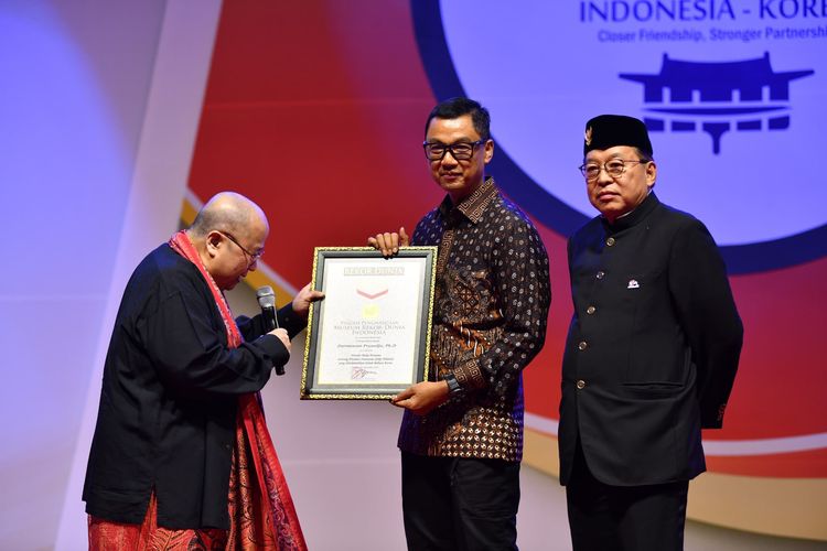  Buku biografi ?Jokowi Mewujudkan Mimpi Indonesia? karya Darmawan Prasodjo dirilis dalam versi Bahasa Korea. Adapun peluncuran buku ini digelar dalam rangkaian Festival Indonesia di  Gwanghwamun Plaza, Seoul, Korea Selatan (Korsel), Jumat (29/9/2023). 