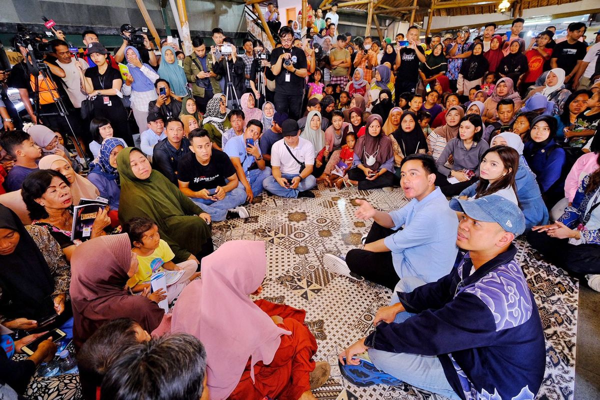 Lewat program Gibran Mendengar, cawapres nomor urut 2 menyerap aspirasi para pelaku usaha mikro kecil dan menengah (UMKM) di Kabupaten Cirebon, Jawa Barat (Jabar), Sabtu (6/7/2024).

