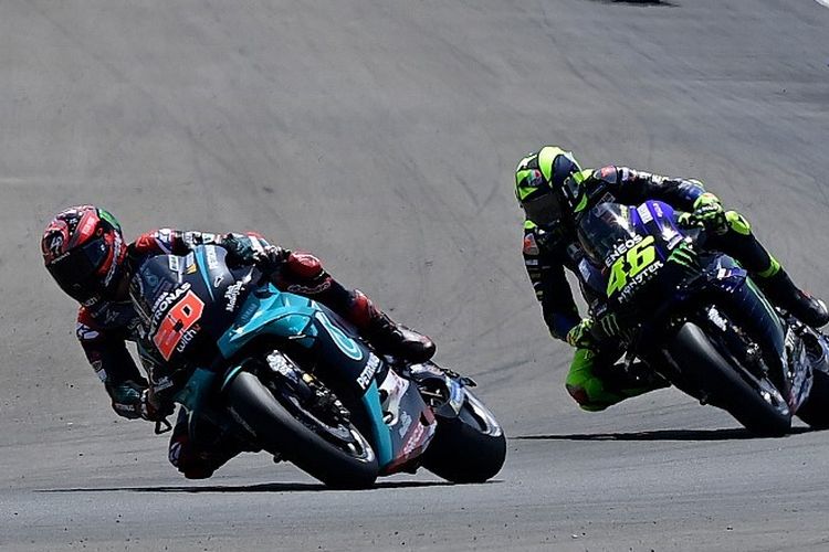 Pebalap Petronas Yamaha SRT, Fabio Quartararo, berduel dengan Valentino Rossi di MotoGP Andalusia, Sirkuit Jerez, Minggu (26/7/2020).