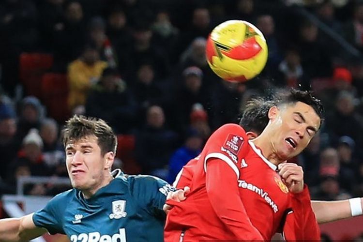 Cristiano Ronaldo (kanan) berduel di udara pada laga putaran keempat Piala FA yang mempertemukan Man United vs Middlesbrough di Stadion Old Trafford, Sabtu (5/2/2022) dini hari WIB.