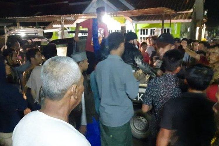 Warga mendatangi lokasi penyerangan kepada seorang kiai di Kompleks Pondok Pesantren An-Nur di Desa Tegal Mulya, Kecamatan Krangkeng, Kabupaten Indramayu, Selasa (8/3/2022) sekitar pukul 22.30 WIB. 

