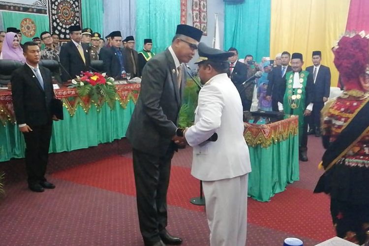 Suasana pelantikan Plt Bupati Bener Meriah, Sarkawi, menjadi bupati defenitif, oleh Plt Gubernur Aceh, Nova Iriansyah, Selasa (30/4/2019) di ruang sidang DPRK setempat.