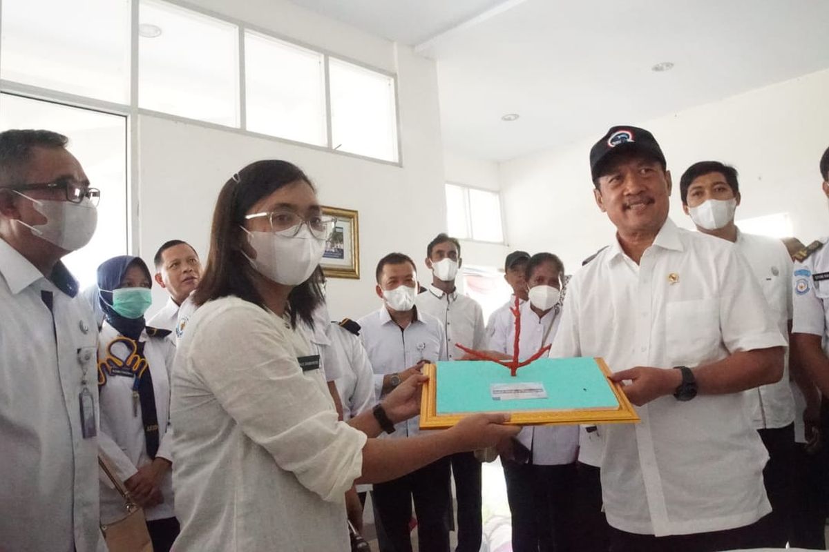 Menteri Kelautan dan Perikanan (Menteri KP) Sakti Wahyu Trenggono saat kunjungan kerja (kunker) ke kampus AKKP Wakatobi, Sulawesi Tenggara (Sulteng), Rabu (8/6/2022).

