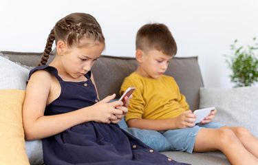 Ilustrasi anak bermain gawai. Penggunaan gawai berlebihan pada anak usia dini bisa memicu gejala mirip autisme yang disebut autisme virtual, namun dapat membaik jika paparan dikurangi.
