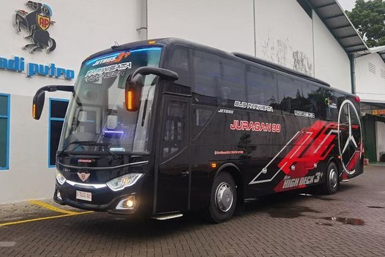 Bus pariwisata baru PO Juragan 99 dari karoseri Adiputro.