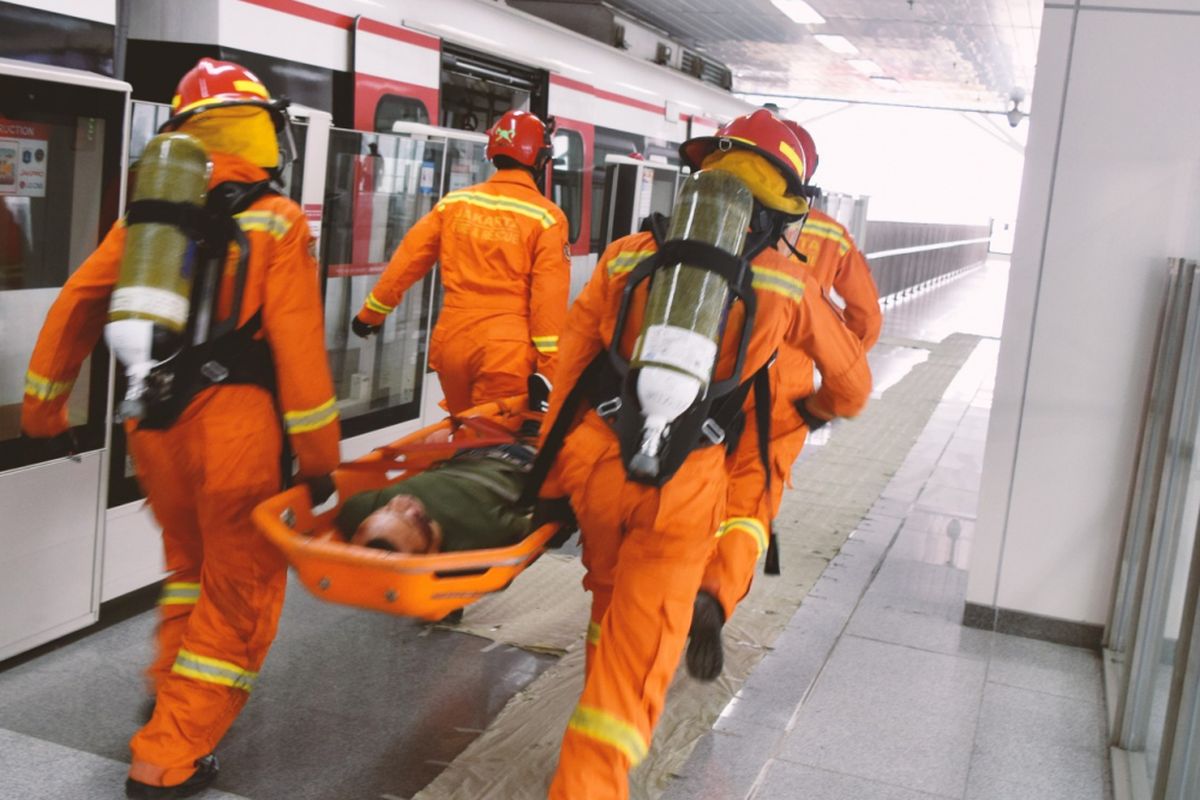 Suasana simulasi tanggap darurat LRT Jakarta di Stasiun Velodrome, Rawamangun. 